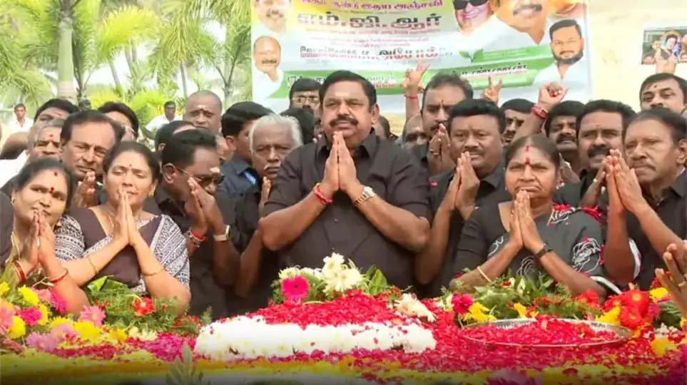 எம்.ஜி.ஆர் நினைவிடத்தில்  எடப்பாடி மலர் தூவி மரியாதை